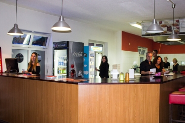 Pizza-King-Restaurant Pizza King Moosburg Restaurant mit Mitarbeiter hinter Tresen