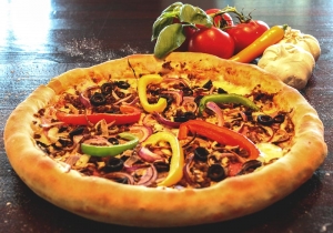 Knusprige Pizza mit Paprika, Zwiebel, Oliven und Hackfleisch